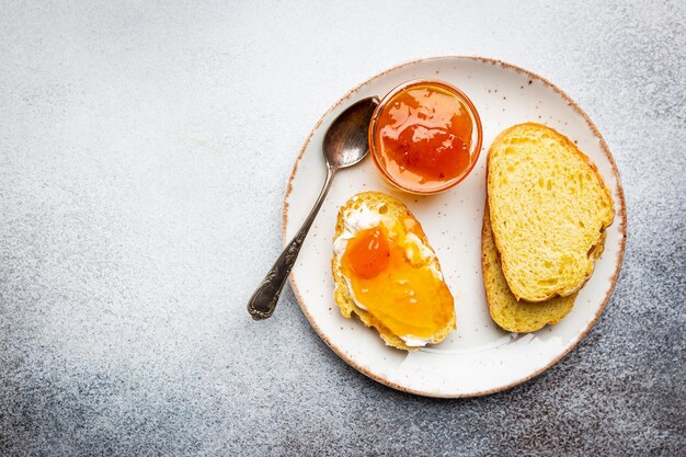 Panino con marmellata di pesche