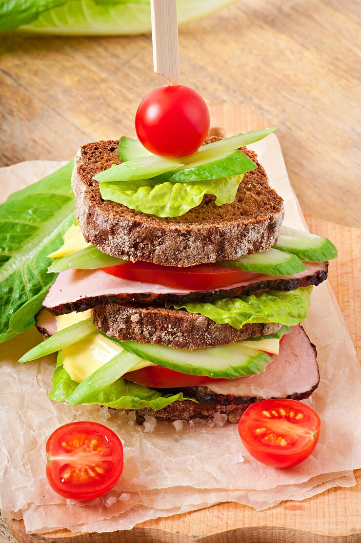 Foto gratuito panino con prosciutto e verdure fresche