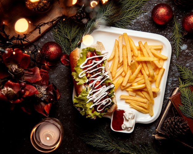 Panino con salsiccia e patatine fritte