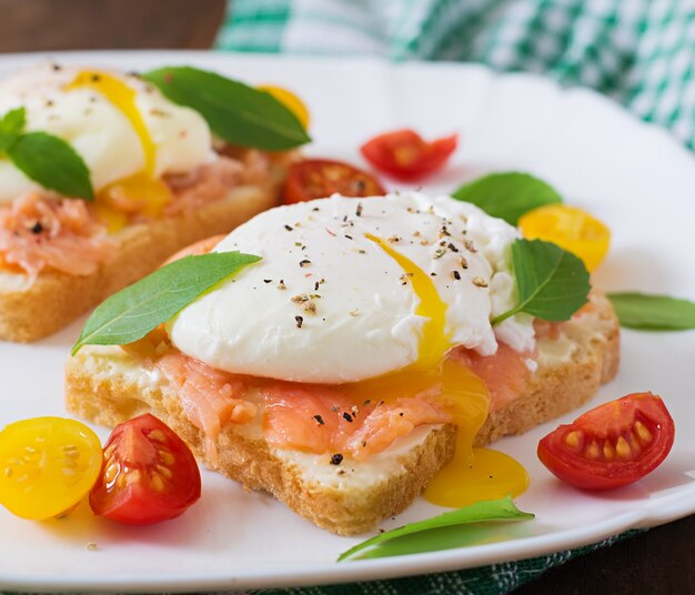 Panino con uova in camicia con salmone e crema di formaggio