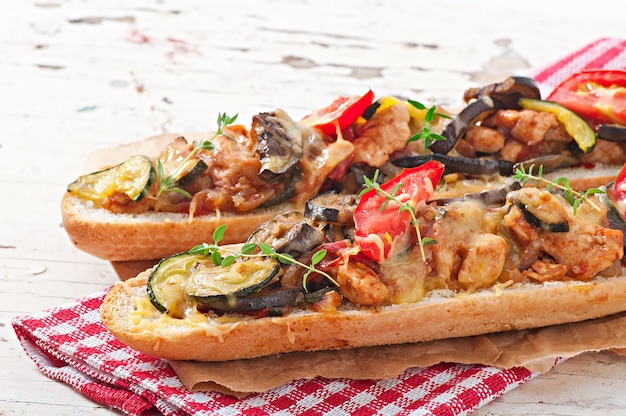 Panino con verdure arrosto (zucchine, melanzane, pomodori) con formaggio e timo