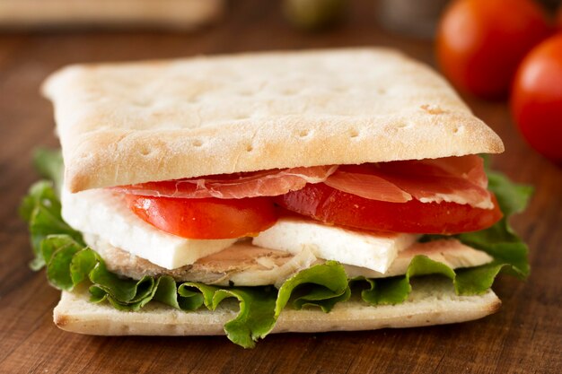 Panino con verdure e formaggio