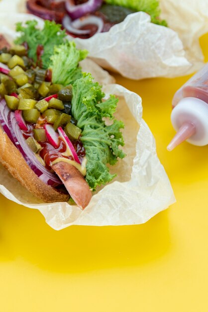 Panino del primo piano con fondo giallo