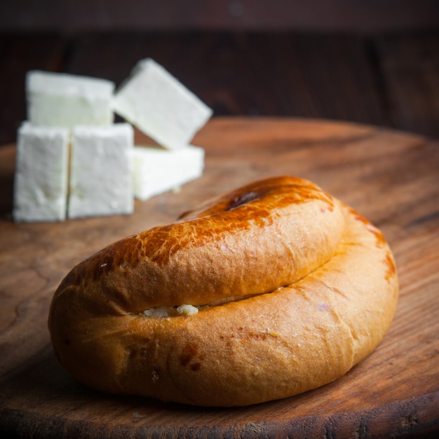 Panino del primo piano sul tagliere di legno con formaggio