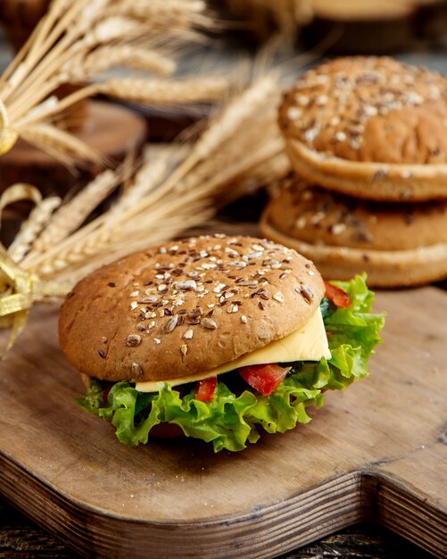 Panino delizioso con il pomodoro e il pane del formaggio della lattuga con i semi