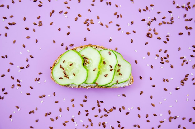 Panino delizioso con pane e cetriolo organici