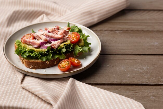 Panino delizioso di alto angolo sulla zolla