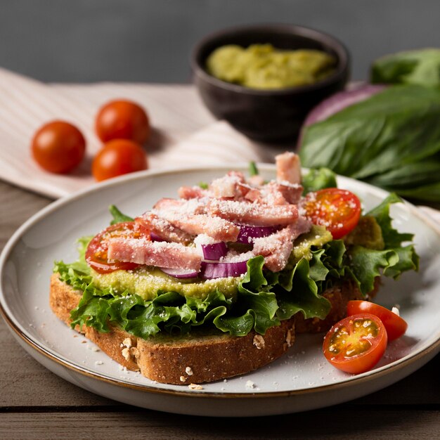 Panino delizioso di alto angolo sulla zolla