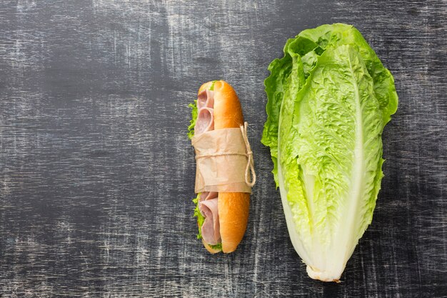 Panino delizioso e lattuga fresca