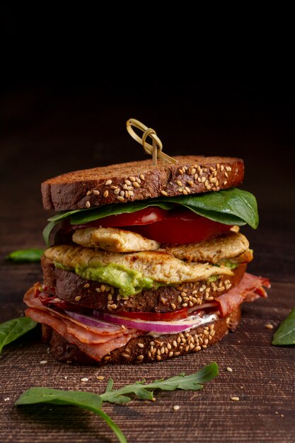 Panino delizioso sul tavolo