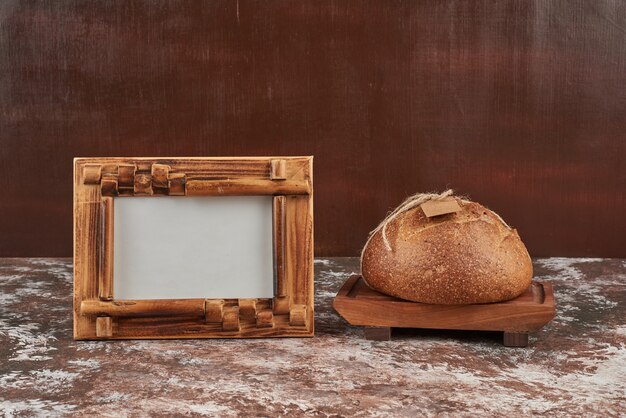 Panino di pane su marmo su tavola di legno.