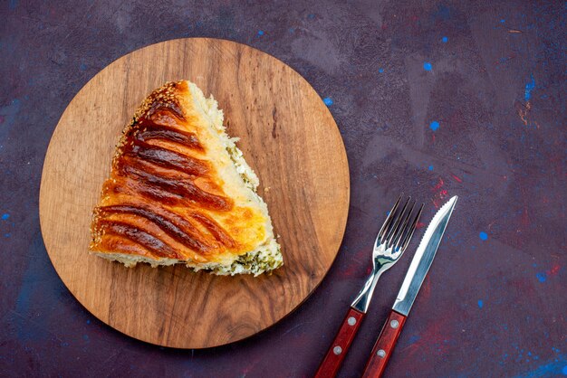 Panino di pasta al forno vista dall'alto formato a fette con verdure all'interno sulla scrivania scura.