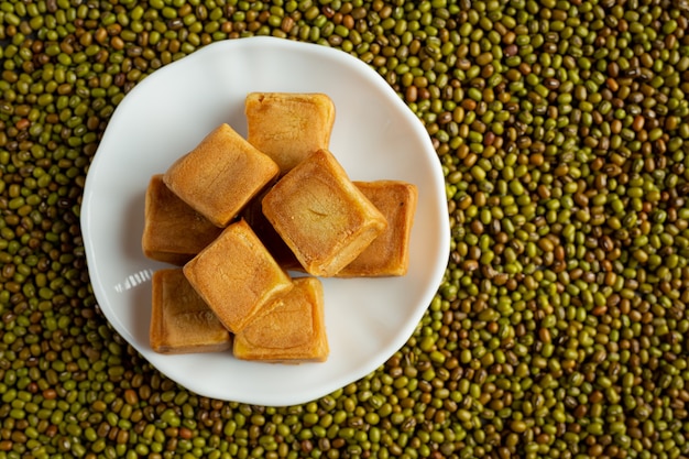 panino di pasta di fagioli dolci nel piatto bianco messo sul pavimento pieno di semi di germogli