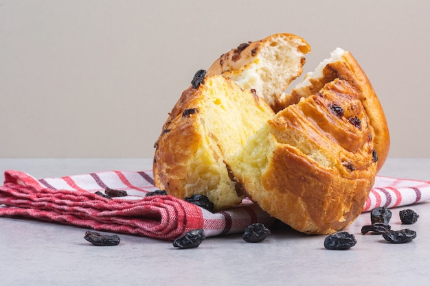 Panino dolce a fette su uno strofinaccio, sul marmo.