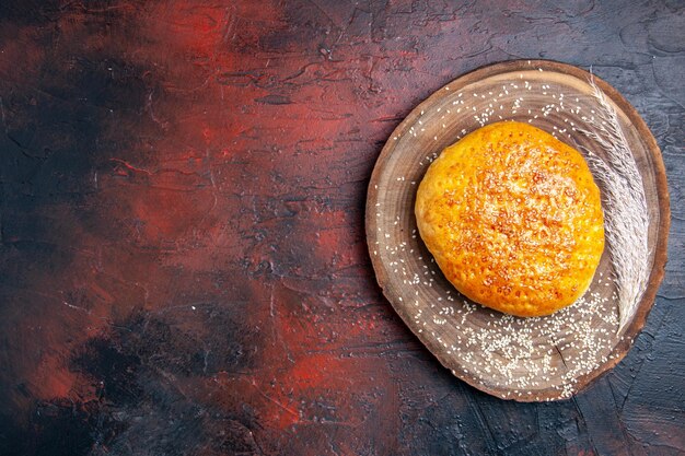 Panino dolce al forno vista dall'alto come pane fresco sulla superficie scura