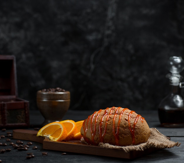 Panino dolce con sciroppo di ciliegia e frutta arancione affettata