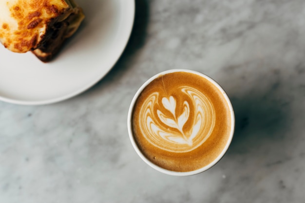 Panino e una tazza di caffè su un tavolo