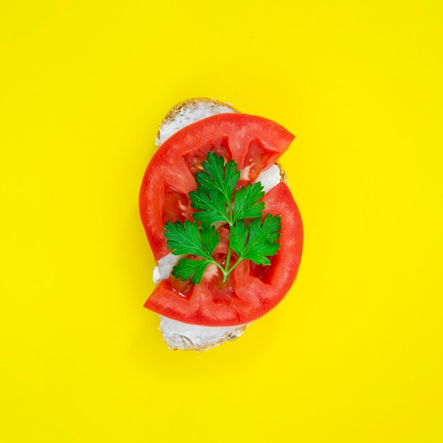 Panino gustoso pomodoro vista dall'alto