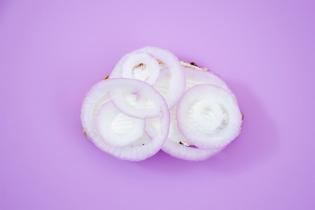 Panino sano con pane di cipolla e verdura