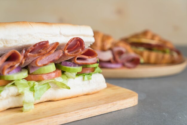 Panino sottomarino di prosciutto e insalata