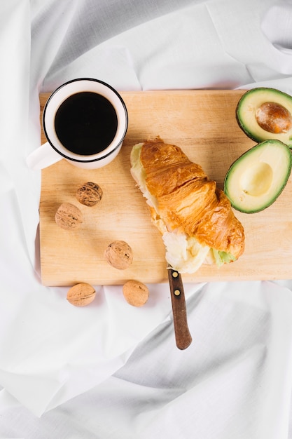 Panino vicino al caffè e avocado