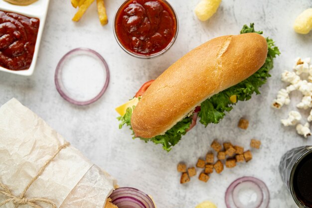 Panino vista dall'alto con snack