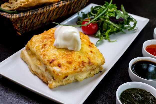 Panna acida del formaggio di pollo della crema del fungo di Julienne sulla vista laterale superiore dell'insalata verde