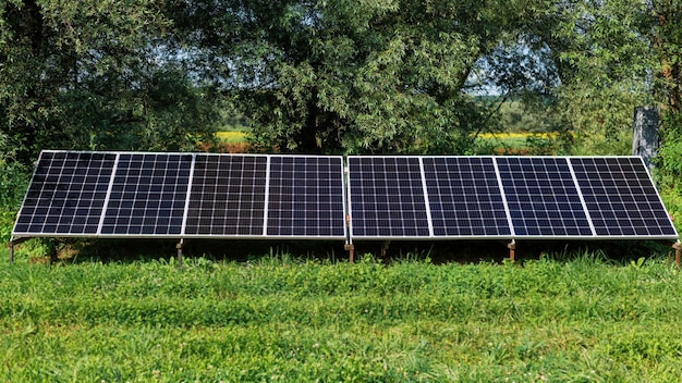 Pannelli solari a terra nella natura. Verde intorno