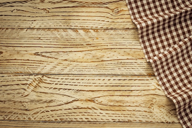 Panno da cucina sul tavolo di legno