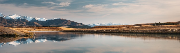 Panorama del canale sotto il lago Pukaki a Twisel circondato da montagne