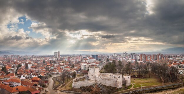 Panorama della bellissima fortezza chiamata Momcilov Grad e il paesaggio urbano di Pirot alleggerito da incredibili raggi del sole