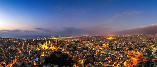 Panorama della città di Istanbul al crepuscolo in Turchia.