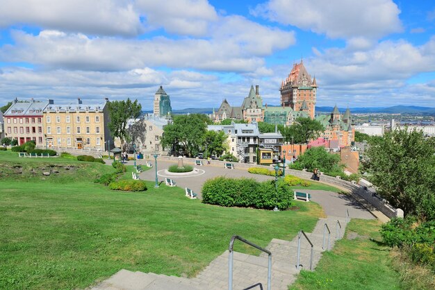 Panorama della città di Quebec City con nuvole, cielo blu ed edifici storici.