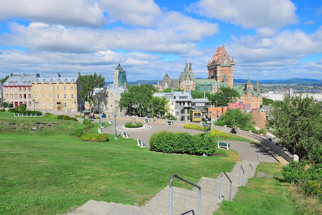 Panorama della città di Quebec City con nuvole, cielo blu ed edifici storici.