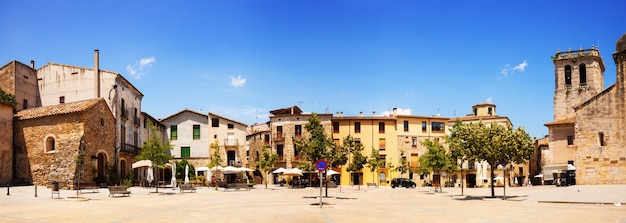 Panorama della piazza della città. Besalu