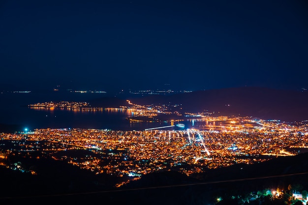 Panorama della vista dall'alto della città di notte.