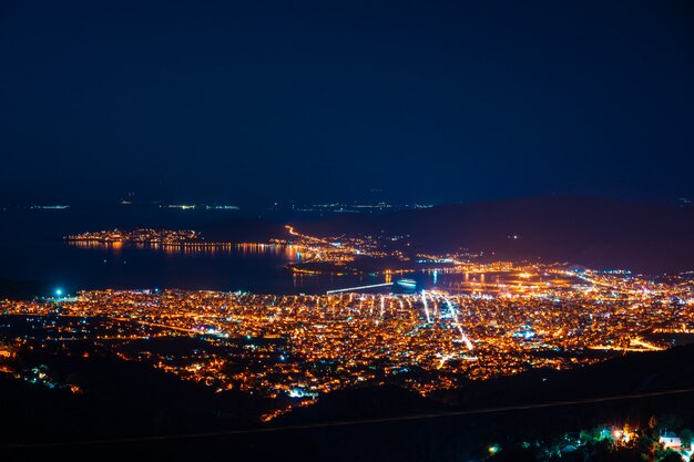 Panorama della vista dall'alto della città di notte.