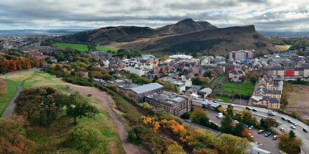 Panorama dello skyline della città di Edimburgo visto da Calton Hill. Regno Unito.