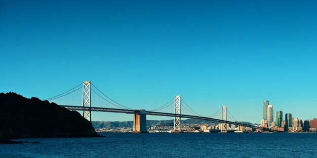 Panorama dello skyline della città di San Francisco con architetture urbane.