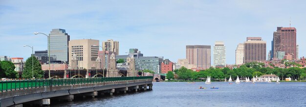 Panorama dello skyline di Boston sul fiume Charles con barca, ponte e architettura urbana.