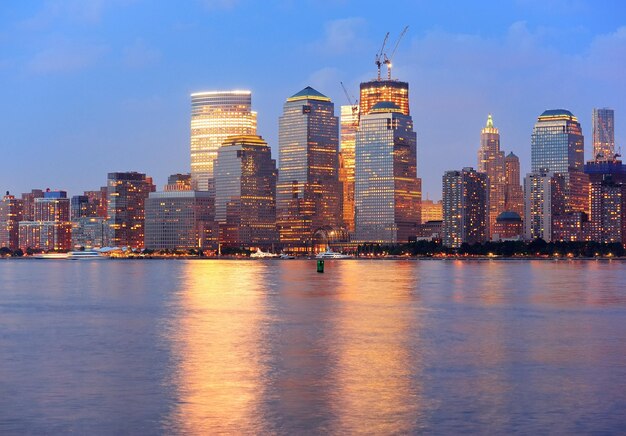 Panorama di crepuscolo di Manhattan di New York City