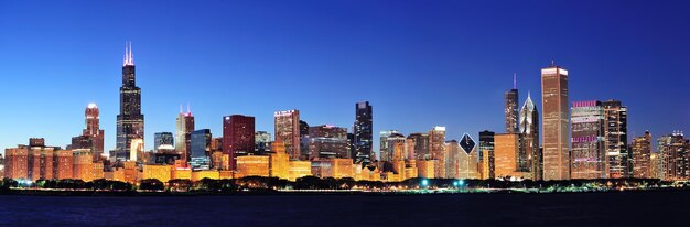 Panorama notturno di Chicago