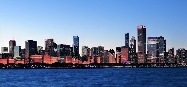 Panorama urbano dello skyline del centro cittadino di Chicago al tramonto con grattacieli sul lago Michigan con cielo blu chiaro.