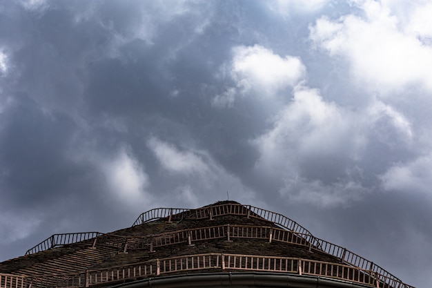 Panoramica del tetto marrone con i recinti di legno sotto un cielo blu