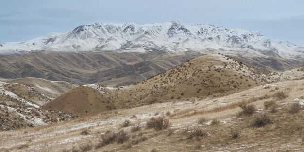 Panoramica della montagna di Butte di Squaw coperta di neve catturata nell'Idaho, Stati Uniti