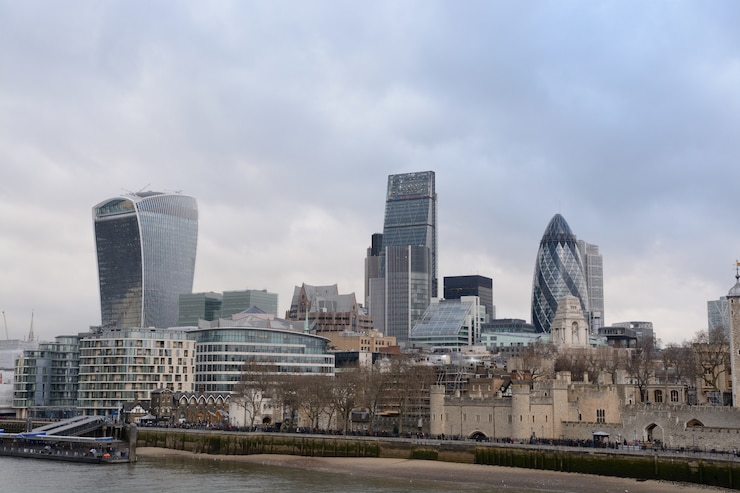 Foto gratuito panoramica delle costruzioni di vetro alte a londra vicino al lago