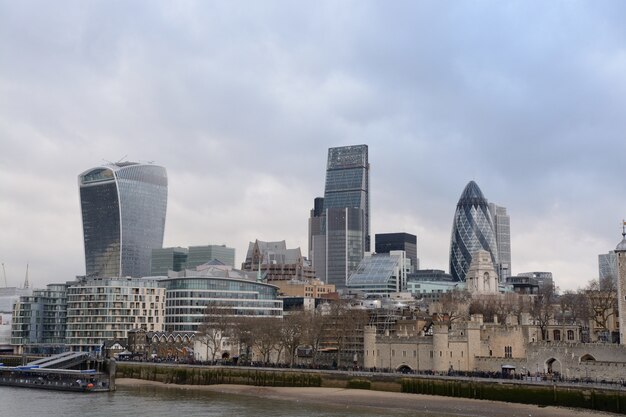 Panoramica delle costruzioni di vetro alte a Londra vicino al lago