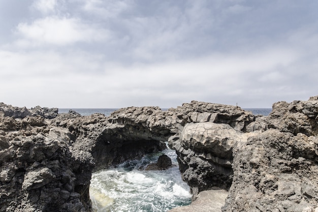 Panoramica delle formazioni rocciose sul corpo d'acqua sotto il cielo