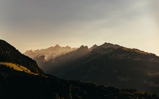 Panoramica delle montagne e delle colline verdi sotto un cielo soleggiato