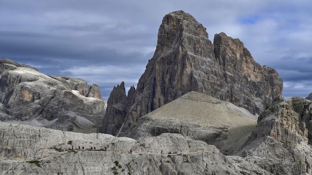 Panoramica delle scogliere rocciose sotto un cielo blu